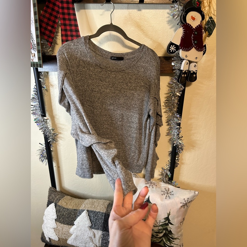 Small gray Gibson unique knit top with ruffle arms, so soft